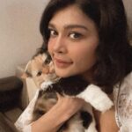 Sakshi Pradhan Instagram – Change of Expressions and body Language in secs 🐈 #Gloria #whitewalker #Kitten ❄️ 🧿