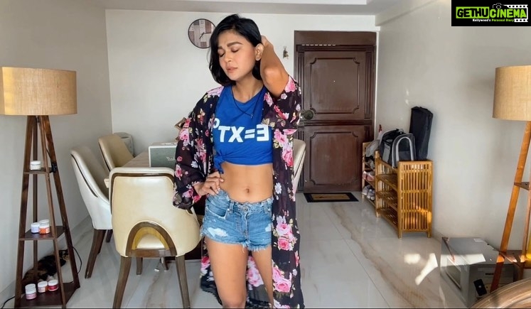 Sakshi Pradhan Instagram - #letstakeyou #behindthescenes #workmode #food #mood #mood&food 💙🤍