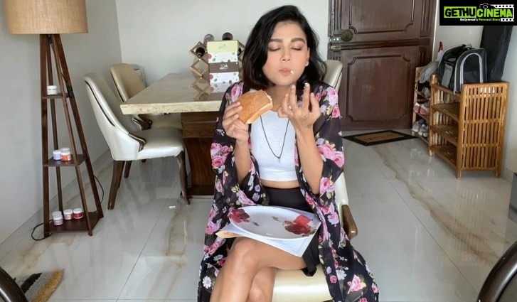 Sakshi Pradhan Instagram - #letstakeyou #behindthescenes #workmode #food #mood #mood&food 💙🤍