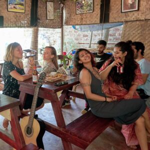 Sakshi Pradhan Instagram - #Friends, #Sun ,#Sand ,#camp and #Sea that sounds like #Summer to me 🏕 🏝 👩🏻‍🦱 👱🏽‍♀️ 🌊 🌞 🍲 🐈‍⬛
 📸 @aukrishnan
#pride
#pridemonth
#sisterlove