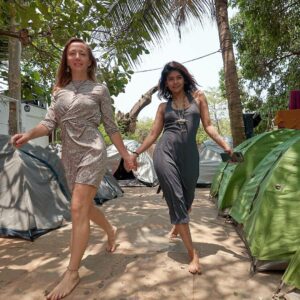 Sakshi Pradhan Instagram - #Friends, #Sun ,#Sand ,#camp and #Sea that sounds like #Summer to me 🏕 🏝 👩🏻‍🦱 👱🏽‍♀️ 🌊 🌞 🍲 🐈‍⬛
 📸 @aukrishnan
#pride
#pridemonth
#sisterlove