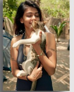 Sakshi Pradhan Instagram - Taking a leap and building my tail and wings on the way ahead 🌳🤎
#tailtale #greenspace #edwardo #localforvocal #beingme
📸 @aukrishnan