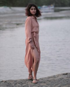 Sakshi Pradhan Instagram - #Behind The scene Fun 🏝 
with the #craziest yet #Talented team #craftsman : 
@kamalakaftan @rishi_munii @storyofaframe @viajandolarte @itsmesakshii 🤎 🌊💨 🍃
