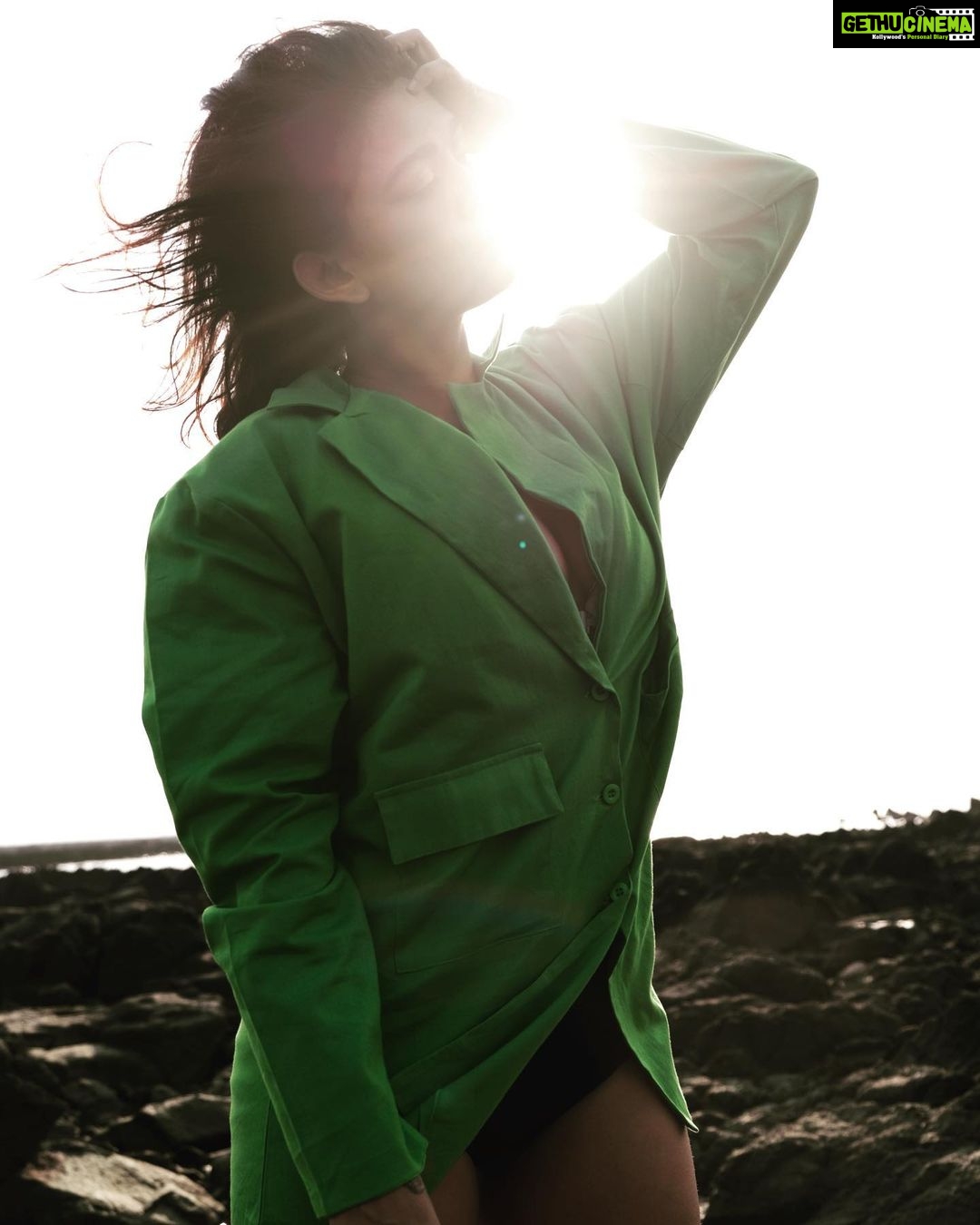 Sakshi Pradhan Instagram - I Keep my Face always to the Sunshine & the shadows fall behind me ☀️ Photographer: @ravii_dixit Stylist: @whyshestyled Outfit by: @howwhenwearclothing Makeup Artist: @divyajagetiya_mua Stylist Assistant: @lifeslittlemomentssss