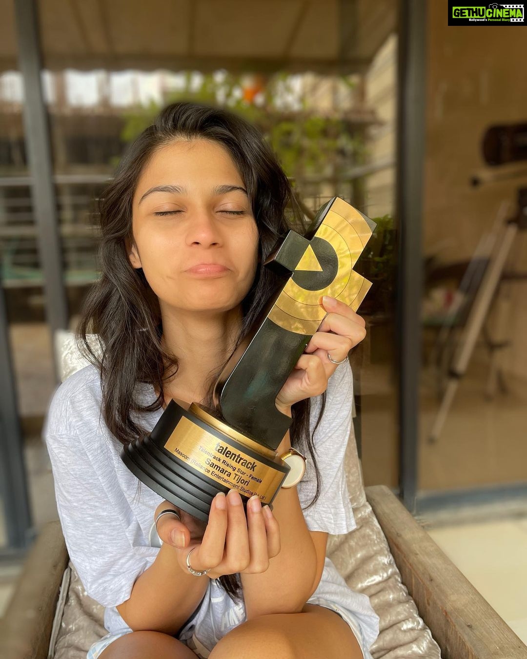 Samara Tijori Instagram - Good Afternoon “Rising Star” 🫣🥹 My FIRST!!!! ! I feel like I’m dreaming. 🥹 I’m so grateful and honestly, speechless. This means the world. MASOOM took home 3 Awards last night! And I can’t tell you how elated we are as a team! ❤️ Thank you @talentrackofficial ! Best Series (Drama). Best Casting. Rising Star (Female). For the entire team of Masoom… WE’VE HIT IT OUT OF THE PARK! 💪🏻 #MasoomOnHotstar @boman_irani @upasnasinghofficial @manjarifadnis @veerrajwantsingh @sariikasingh @imsukhpalsingh @nikhilnairr @aakashdeeparora @jobanpreet.singh @manurishichadha @gurmmeetsingh @mihirbd @dekhodekho @reliance.entertainment @dndcofficial @vivekwhy @manan.mhta @richard_devarda @satyam.tripathy @bhaskarville @ginny.diwan @wall_e_ki_mummy @surajparaswani @kedar_sonigra @vatsalabhagat @letapisnam @padmininandakumar @ghantaghartalkies @disneyplushotstar