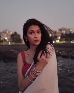 Samara Tijori Instagram - Last lot from this series 🤍 

📸 @aalishnathani 
👗 @cha.loni_ 
💄 @makeupbysurbhi