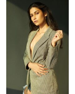 Samara Tijori Instagram - Throwback to @frontrowgypsy just existing in my life 😋 Styled by- @nikitarawlani Makeup- @nikitashak Hair- @madhursfx