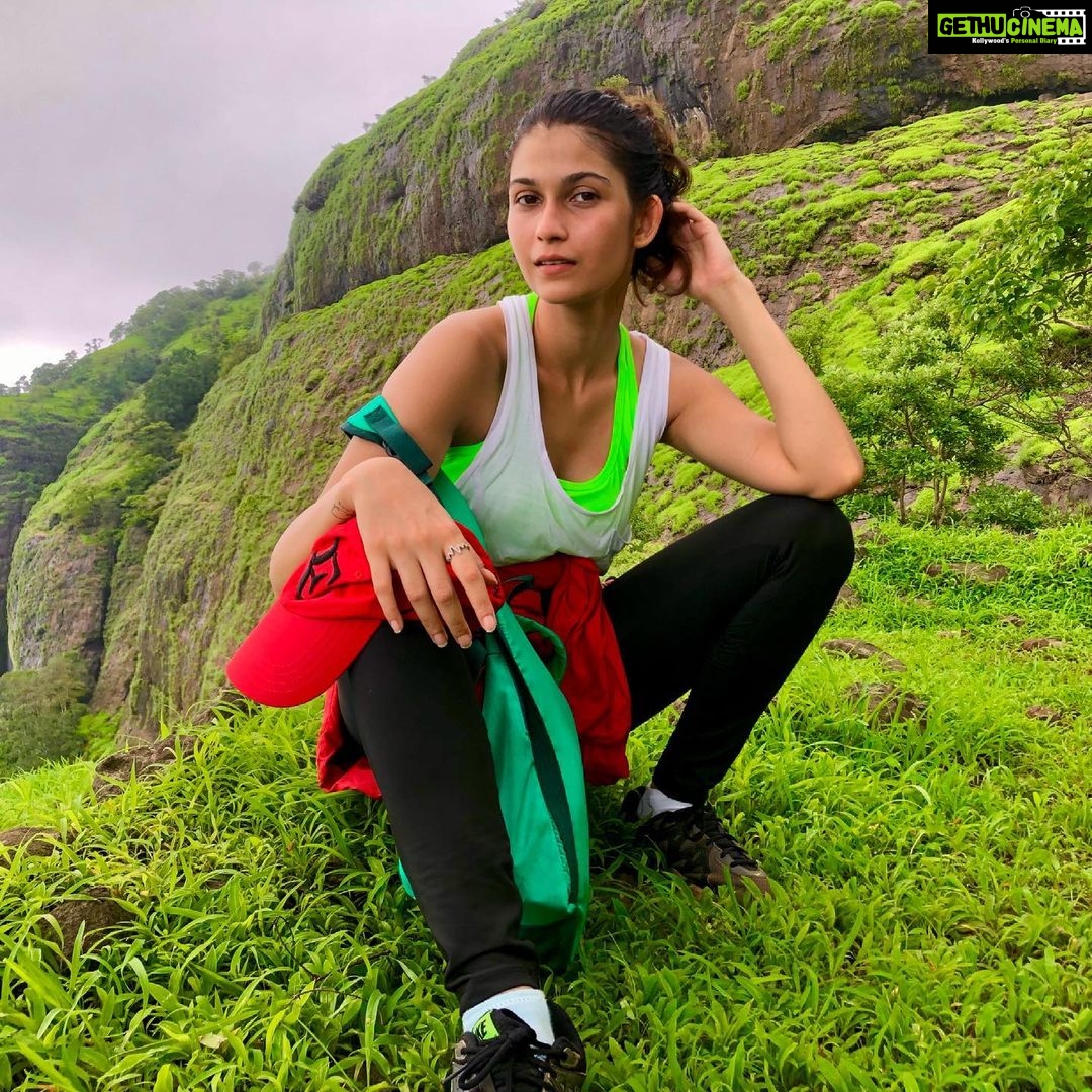 Samara Tijori Instagram - Alexa play “Yeh Haseen Vaadiyaan”