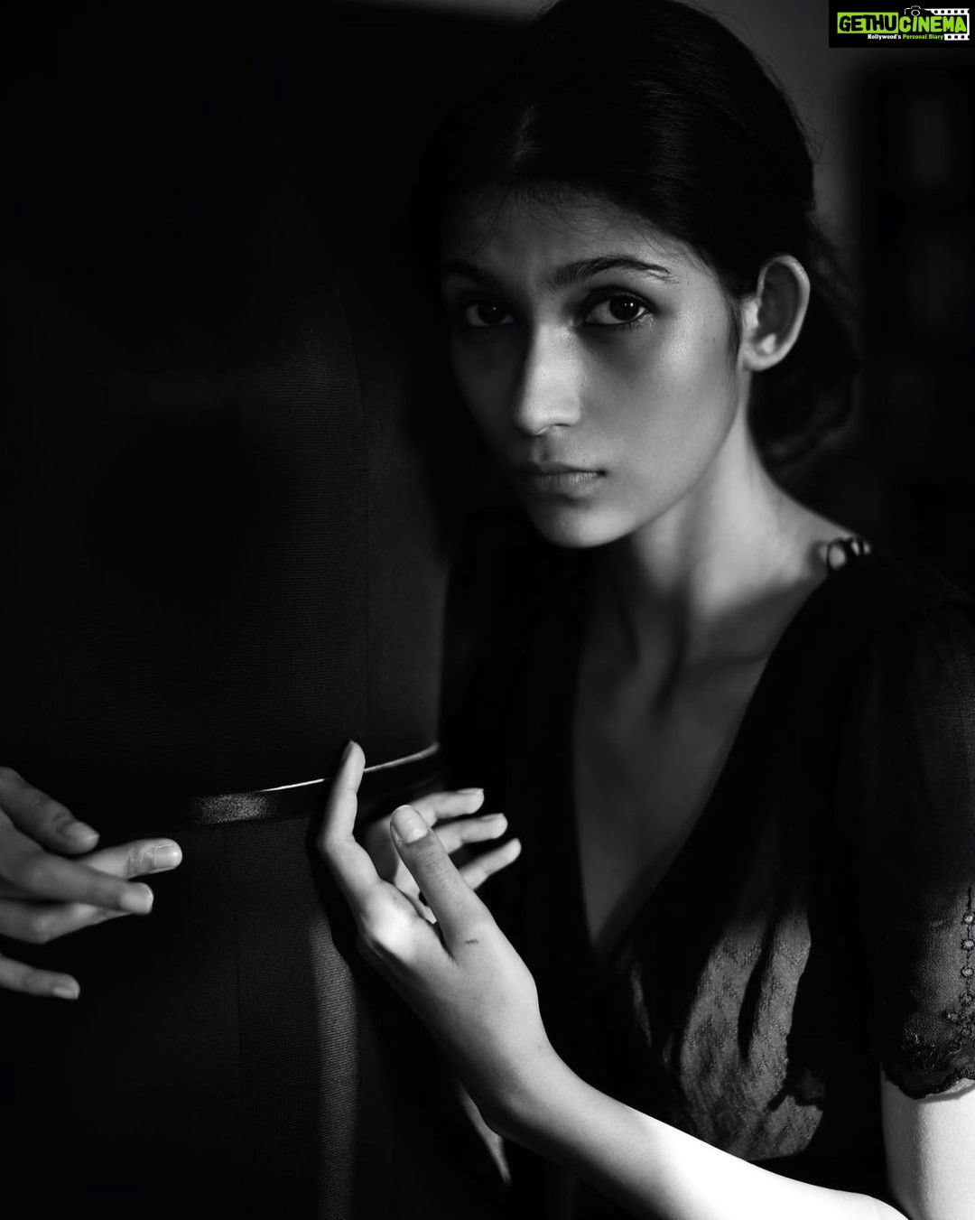 Samara Tijori Instagram - Befriended a mannequin this lockdown. • • • • • • Captured beautifully by @knotmeera #majorthrowback