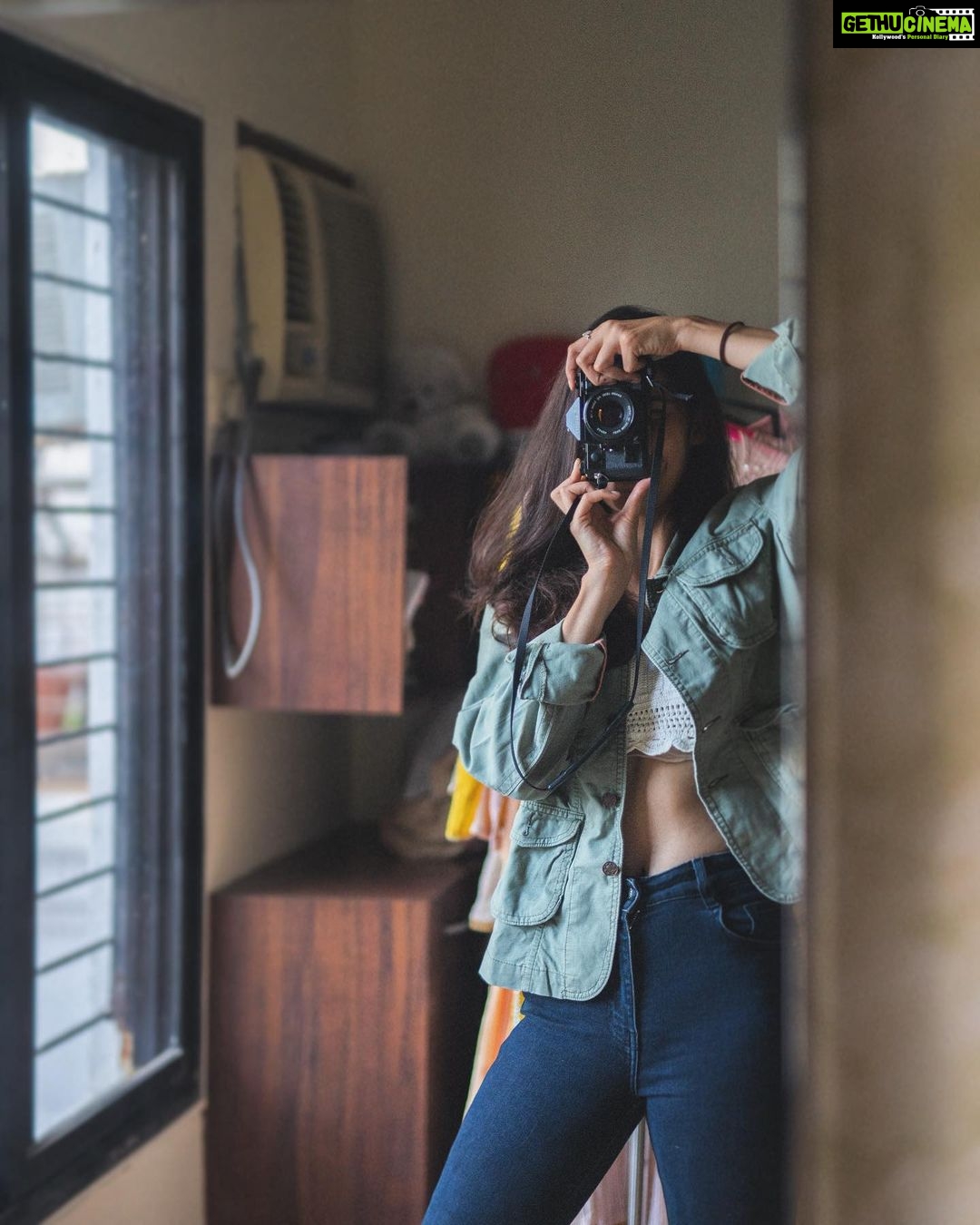 Samara Tijori Instagram - @gorkey_photowala taking a picture of me taking a picture 📸