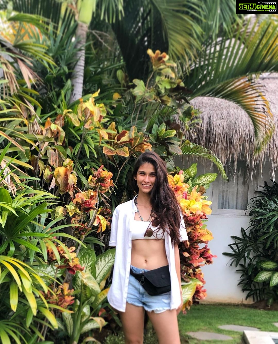 Samara Tijori Instagram - Incase you haven’t noticed, my shades have a mind of their own .. #tb