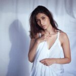 Samara Tijori Instagram - RAW. @knotmeera 🖤