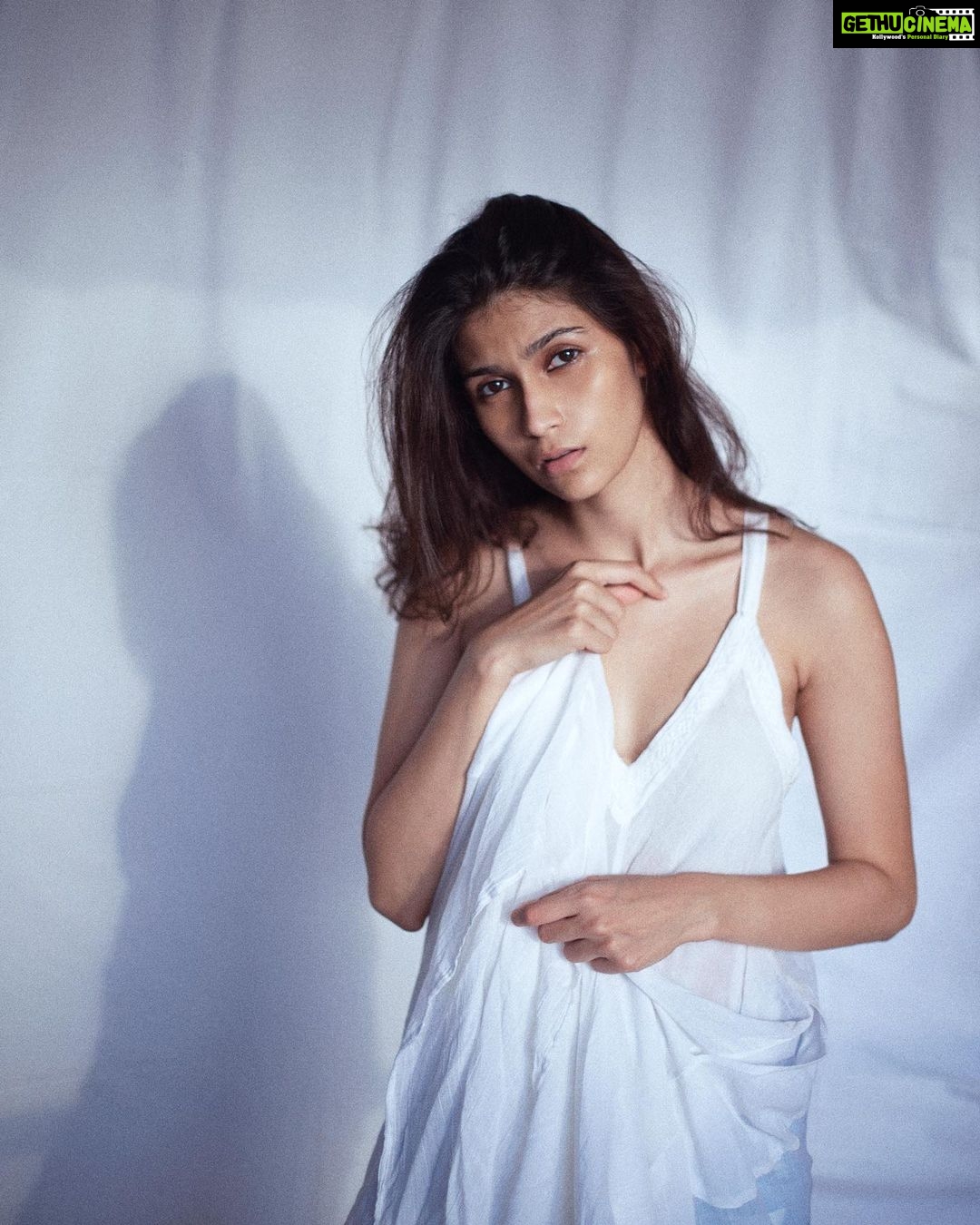 Samara Tijori Instagram - RAW. @knotmeera 🖤