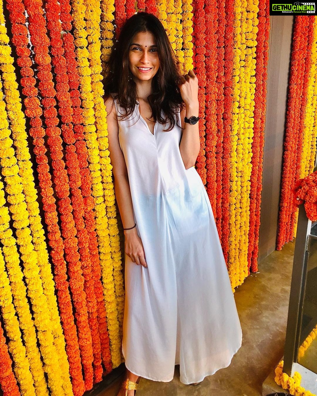 Samara Tijori Instagram - Shorts and a kurta should really be a thing 🌼