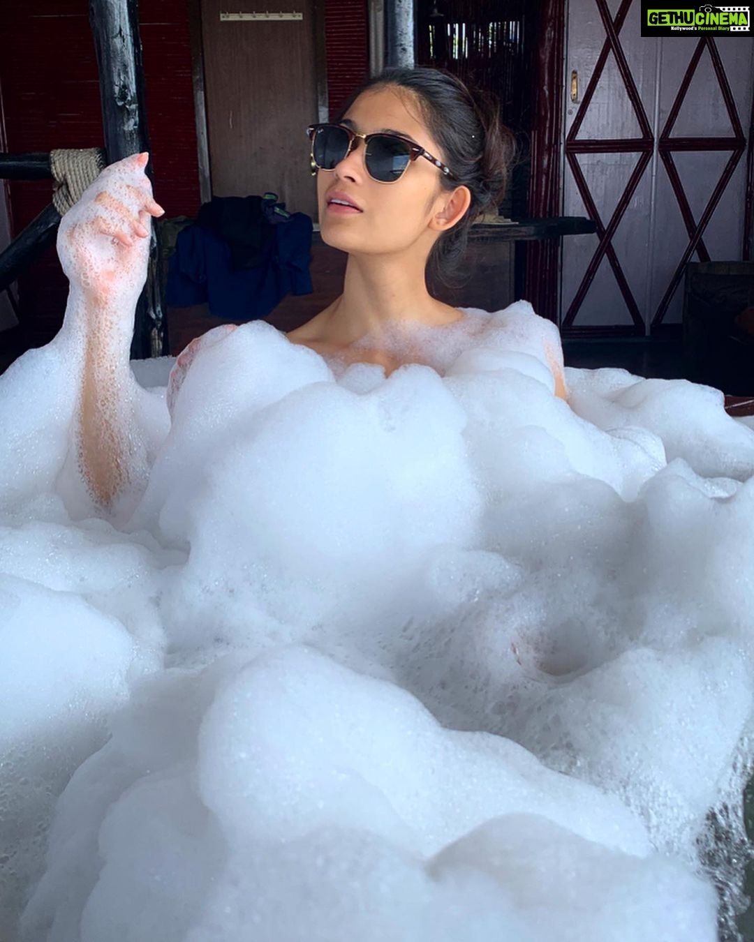Samara Tijori Instagram - Meri khubsoorati ka raaz..Lux π§Όπ Aamod Resort, Shogi