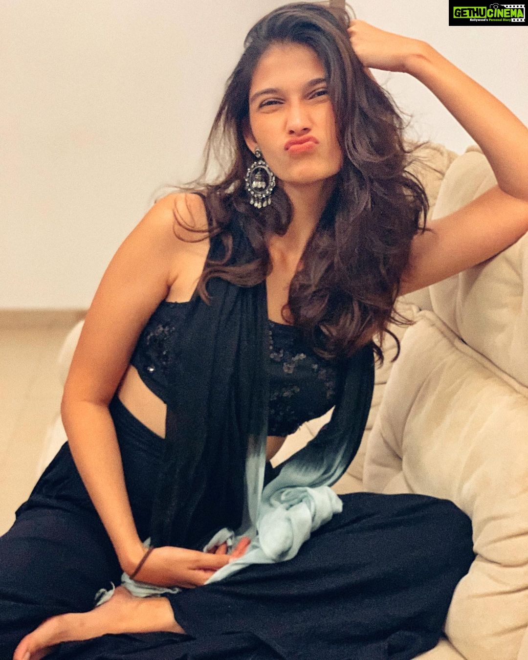Samara Tijori Instagram - Happy happy Diwali all of you 🖤 Pleaseeeee don’t burst crackers! • • • • • • 📸 @ayush007