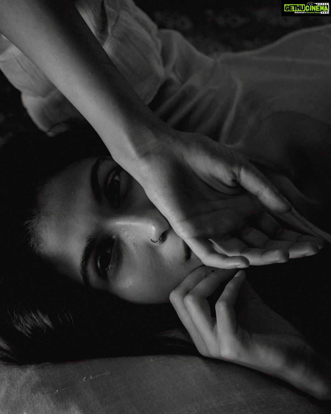 Samara Tijori Instagram - ⚫️ n ⚪️ @simonegandhi