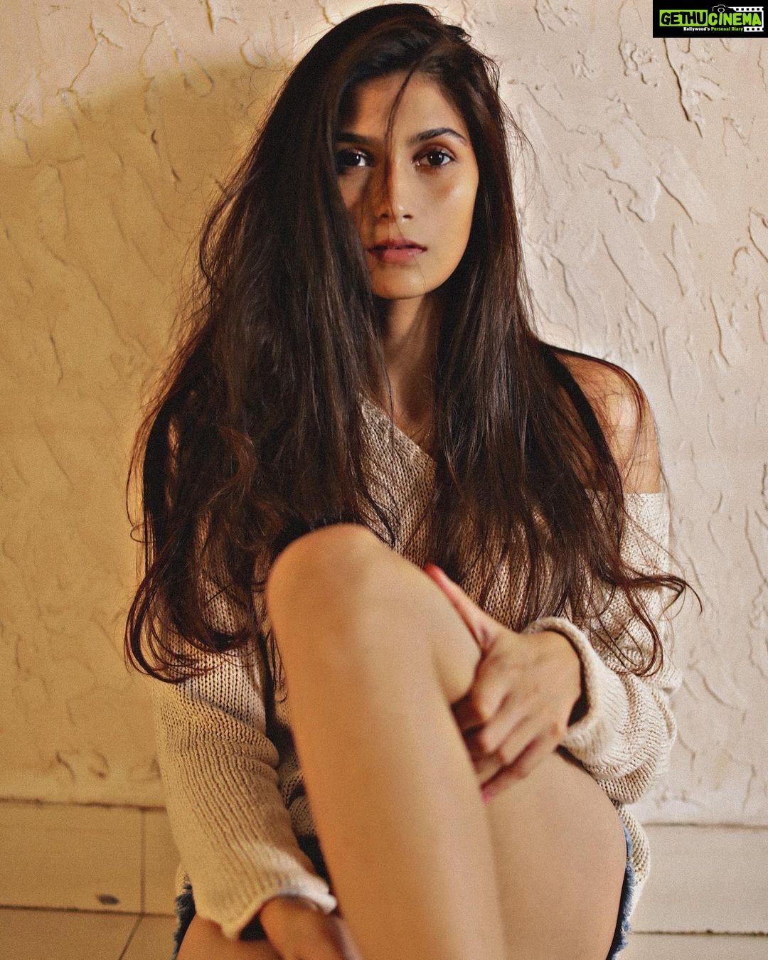 Samara Tijori Instagram - 📸 @kunjgutka Make up- @samruddhisathemakeup Styling - @nikitarawlani 💫