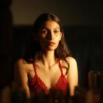 Samara Tijori Instagram - Mirror mirror on the wall, who’s the fairest of them all? • • • • • • Photographed by- @kunjgutka Makeup- @samruddhisathemakeup Styled by- @nikitarawlani 🖤