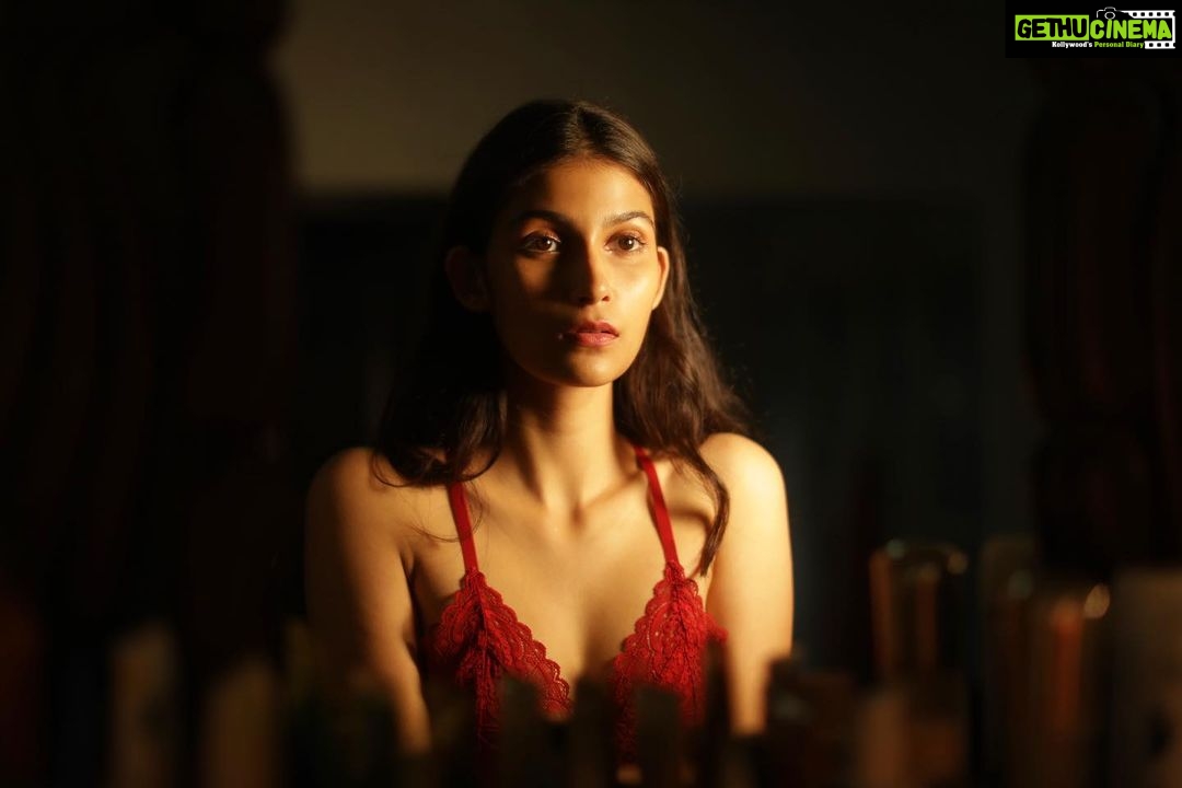 Samara Tijori Instagram - Mirror mirror on the wall, who’s the fairest of them all? • • • • • • Photographed by- @kunjgutka Makeup- @samruddhisathemakeup Styled by- @nikitarawlani 🖤