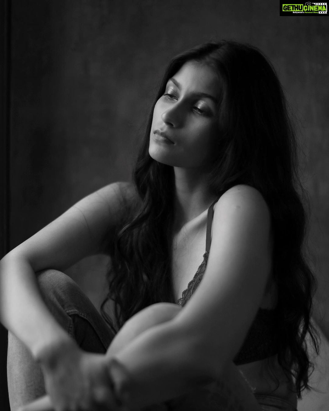 Samara Tijori Instagram - The Wait • • • • • • Photographed by - @kunjgutka Makeup by- @samruddhisathemakeup Styled by- @nikitarawlani