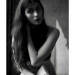 Samara Tijori Instagram - You were saying? • • • • • • 📸 @kunjgutka Make up- @samruddhisathe28 / @samruddhisathemakeup Styled by- @nikitarawlani 🖤