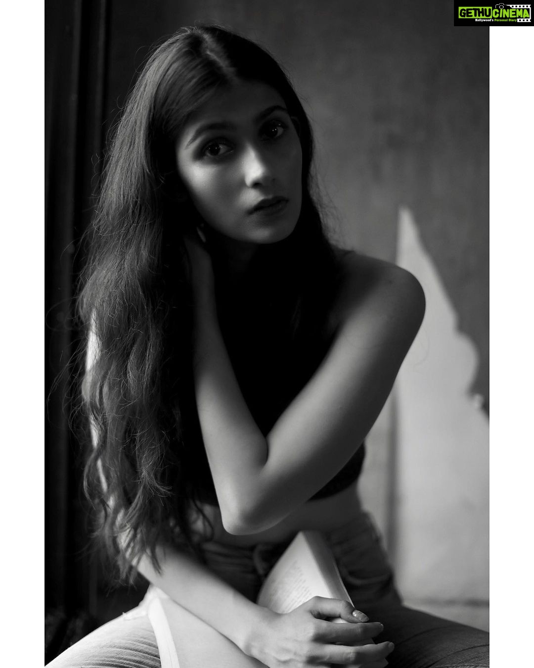 Samara Tijori Instagram - You were saying? • • • • • • 📸 @kunjgutka Make up- @samruddhisathe28 / @samruddhisathemakeup Styled by- @nikitarawlani 🖤