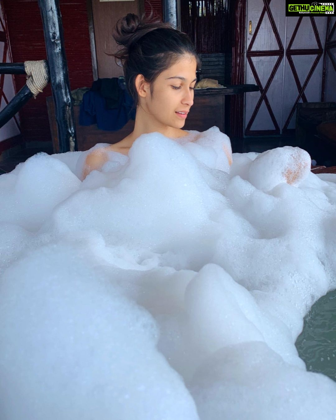 Samara Tijori Instagram - Meri khubsoorati ka raaz..Lux π§Όπ Aamod Resort, Shogi