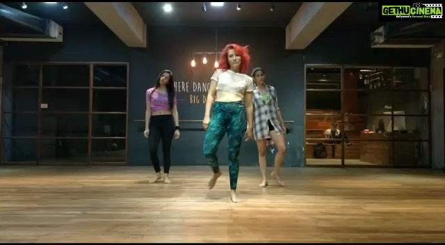 Samara Tijori Instagram - Some more practice and I'd have got the clarity I needed ! BUT! Here it is 🤷🏻♀️ What death looks like 🙃 Choreography by : the woman you'd be staring at. @svetanakanwar ❤