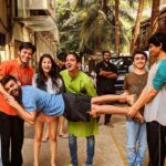 Samara Tijori Instagram - This Republic day, come for #CharlieandtheTinCan !!! If you didn't notice, @theanshumanmalhotra @inni.minnie.mynie.mo @iamshrikant9694 and I were attempting to be the flag.... Shrikant being the blue Chakra 😂❤ COME WATCH US YOU GUYS! Tickets on BOOKMYSHOW!