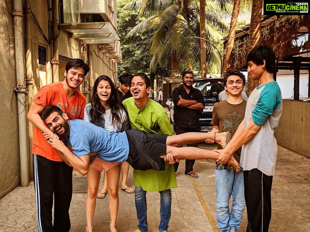 Samara Tijori Instagram - This Republic day, come for #CharlieandtheTinCan !!! If you didn't notice, @theanshumanmalhotra @inni.minnie.mynie.mo @iamshrikant9694 and I were attempting to be the flag.... Shrikant being the blue Chakra 😂❤ COME WATCH US YOU GUYS! Tickets on BOOKMYSHOW!