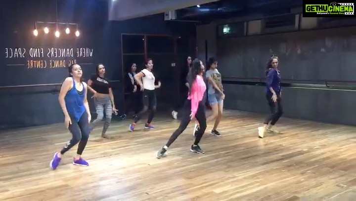 Samara Tijori Instagram - Nothing a little dancing can't fix 🤷🏻♀️ Choreography - @svetanakanwar ❤ #justplainfun