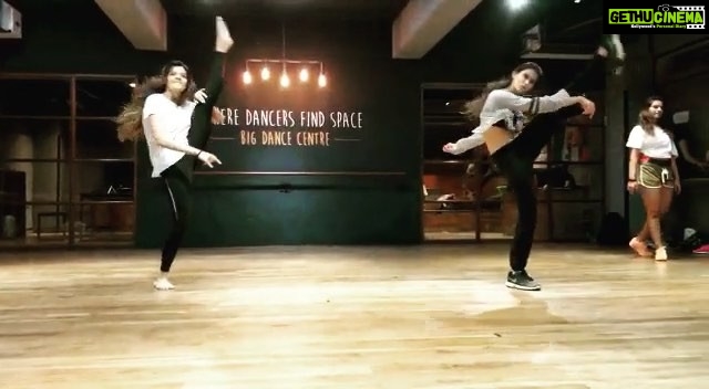 Samara Tijori Instagram - Pretty much died doing this. One of the fastest routines I've EVER done. There will be a day when there is immense clarity in my movement, but for now .... 🤷🏻♀️ Choreography - @svetanakanwar ❤
