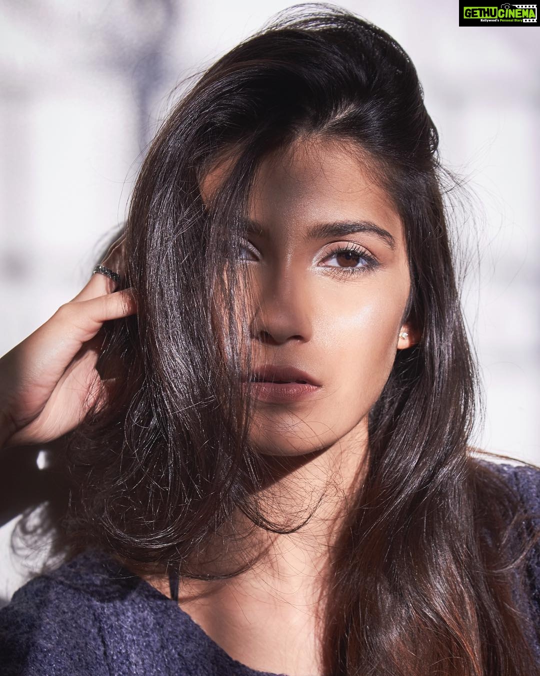 Samara Tijori Instagram - How u do dis @frontrowgypsy , @makeupbyriddhima ? ❤❤ #tbt