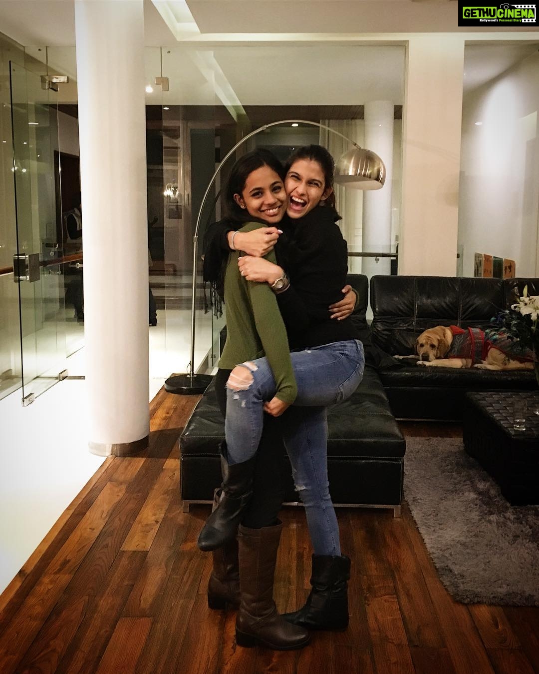 Samara Tijori Instagram - Little Gogo at the back, gave up on us. #wtfhooman #ru #cometobombay #missyou Delhi, India