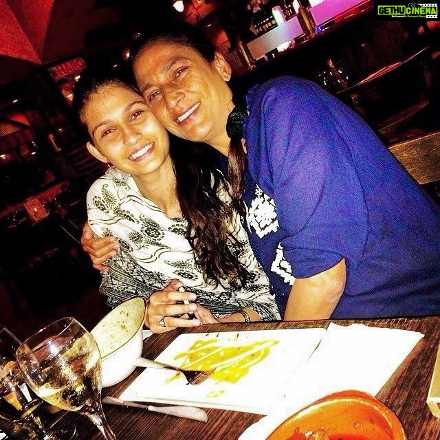 Samara Tijori Instagram - Mumma ❤️ #throwback #dubai