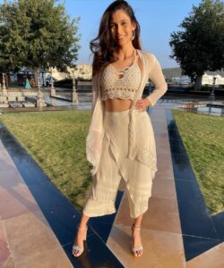 Samara Tijori Instagram - I couldn’t choose 🤷🏻‍♀️

Wearing @shivanitijori 🤍