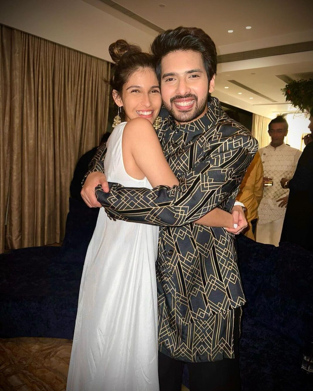 Samara Tijori Instagram - Happy Diwali 💫💫💫💫 Please don’t burst crackers and be nice to our strays 🤍 Love & Light ! Wearing @shivanitijori 🤍