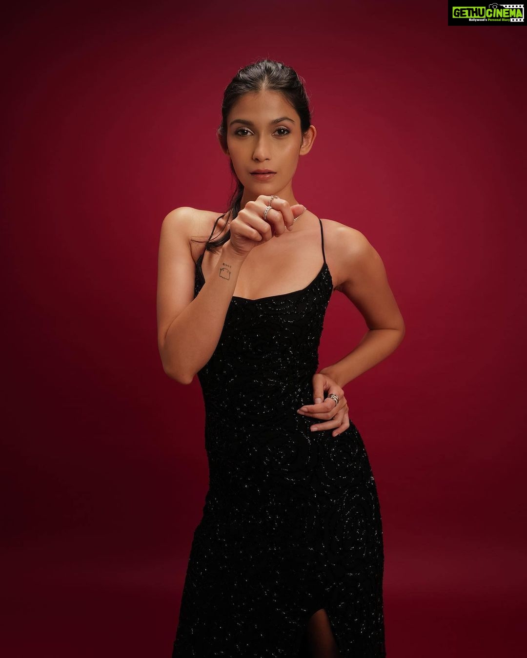 Samara Tijori Instagram - Shot by @aalishnathani HMU by @athirathakkar Styled by @anshikaav Team @roshiijain @tanishaas_ Outfit @upgradebya Necklace @anayah_jewellery Rings @houseofjskjewels @kushalsfashionjewellery Location @papaya.studios