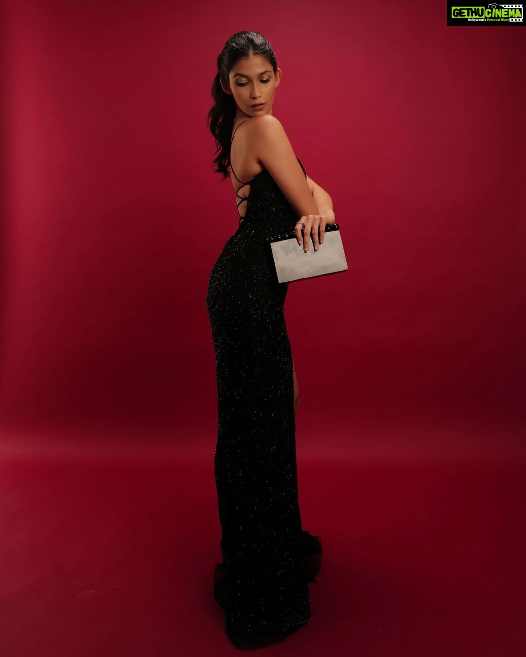 Samara Tijori Instagram - 12pm Won 🤷🏻♀️ Shot by @aalishnathani ❤️ Hair & Make up by @athirathakkar Styled by @anshikaav Team @roshiijain @tanishaas_ Outfit @upgradebya Necklace @anayah_jewellery Clutch @oceana_clutches Location @papaya.studios
