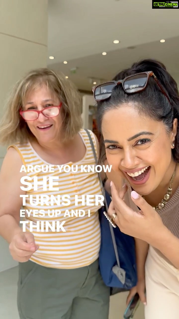 Sameera Reddy Instagram - The universe connects all of us❤️when women come up to me and really speak from the heart it’s better than any accolade I received as an actor ! 🙏🏼 I’m humbled . Thank you Sabrina 🇦🇺for your warm words! Makes sharing my journey so worthwhile🌟#messymama @manjrivarde ❤️did you hear that ? 🤣 im the best DIL evveerrrr !