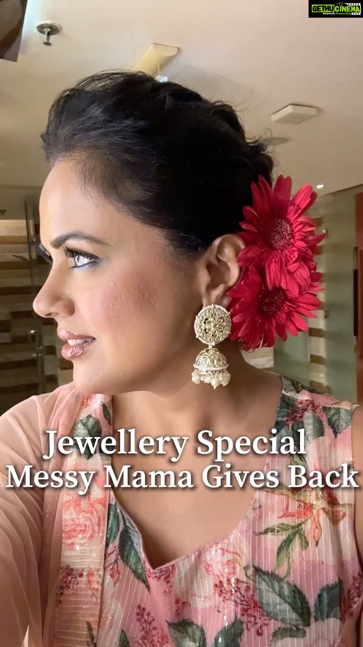 Sameera Reddy Instagram - Who loves Jewellery?💎Shop & Support with #messymamagivesback& @diydayaliska 🌟to be featured please fill out the Google form available at my link in bio 💃🏻 . @omf__store Bertila a final year law student has been successfully running her affordable jewellery brand for 4 years💎 @n_a_r_u_v_i_ Shyamala designs beautiful silk thread bangles for brides & daily wear💎 @knots_india Charni customises silk thread bangles as per her customers requirements💎 @_this_n_that_tiny_trinkets Bindu’s passion for junk jewellery got her to start her own brand💎 @mishkastudio_chennai Manasa & Pavithra, sisters, curate their own line of trinkets earrings bracelets etc💎 @piecesofus.sg started off with wanting to showcase creativity through jewellery made with utmost patience love & care💎 @kara.jewellery_ is run by two young girls who have their own affordable jewellery line💎 @handpicked_jewelleryy Sowmya provides customers with affordable oxidised collections at low prices💎 @just.resin.it Sathyavathi is a physiotherapy student who loves making resin jewellery💎 @mishika_jewels Jyoti named her brand of silver & afghani jewellery after her daughter💎 @dipali_fabricjwellery Deepali makes handcrafted exclusive jewellery from fabrics like cotton, jute, silk with beautiful motifs💎 @thevelvetbox.tvb Latika started by curating jewellery but now she designs her own line💎 @resol_by_sharvari Sharvari is a professional jewellery designer making sustainable handmade sterling silver jewellery 💎 @esacontemporaryjewellery Gitika is inspired from the flora, fauna and rich cultural arts of India & each piece of hers has a distinct identity💎 @apoorvahcollection Aswathy makes handmade german silver earrings that can be customised💎 @alankar_gemsnjewels Manimala & Janani started their online venture during the lockdown💎 @malinsterlingsilver Malini is dealing with 92.5 silver jewellery💎 @aahaa_kalyanam_bangles Ramya designs bangles for both casual & functional wear for brides💎