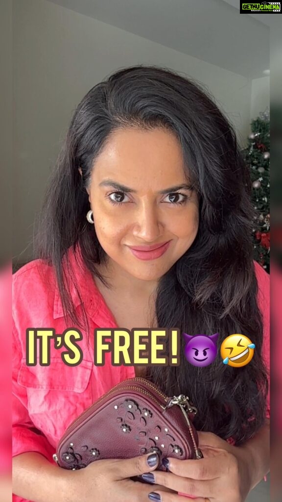 Sameera Reddy Instagram - Ladies!The last one is Free😈 . Disclaimer- The Saasu was not hurt during the making of this reel 🤣 #saas #bahu #motherinlaw #daughterinlaw #mil #dil drama 🎭