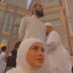 Sana Khan Instagram - Happy 2nd Year of togetherness ♥️ May Allah keep us united here in this Duniya and the hereafter. This is my most fav pic of us coz it’s the last days of Ramadan and we in makkah ready to break our fast n here I was thanking Allah for you ♥️ I sometimes even now think how it even worked out for us. I m glad tht Allah gave me a partner who is everyday taking me closer to Allah and his Rasul (saw). Honestly speaking u have no idea what u did to me and my life while I was wasting it not knowing how miserable the end would be. There are so many sunnah’s I wasn’t even aware off till u spoke n guided me, choosing right and righteous person is so important in life. You stood by me in every situation like a rock I can’t tell u how secure I feel knowing ur there for me. May Allah bless every girl a husband like you who teaches her empowerment doesn’t come with shredding of clothes and being behaya. Have so much more to thank you and Allah for this beautiful gift of life 🤲🏻 ‘uhibuk hataa aljanati @anas_saiyad20 #anassaiyad #sanakhan #happy2ndanniversary #alhamdulillah