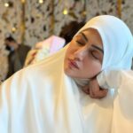 Sana Khan Instagram – Don’t be proud of yourself until you wake up in Jannah ♥️

We all have to start working on it knw that jannah is expensive n it needs hard work , dedication towards Allah n his commands.

My Shauhar capturing this while I m napping out of nowhere.
That’s what early morning flights do to me ☺️

Abaya @hayabysanakhan 
White Fish tail 

#sanakhan #anassaiyad #alhamdulillahforeverything❤️