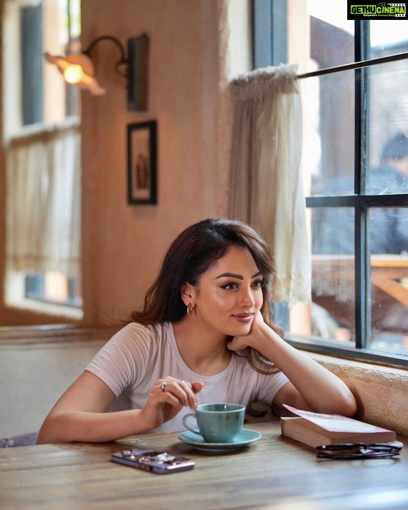 Sandeepa Dhar Instagram - Checking out the cute boy who walked in 🤫 3rd pic is me telling my friend not to look immediately but she does so anyways 😑😑🤦🏻‍♀️ (we all have that 1 friend ) Tag that friend. . @sausinbis @mukashu.mua @shru_birla Homemade Cafe Juhu