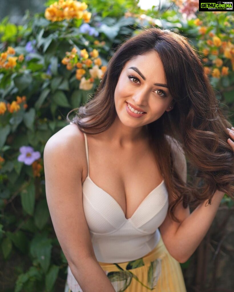 Sandeepa Dhar Instagram - Would you rather be the most popular one in school/college or the smartest one ? 🤔 . Swipe—-> 1,2 or 3 ? . #goodhairday #sunkissed #nomakeupmakeup
