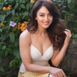 Sandeepa Dhar Instagram – Would you rather be the most popular one in school/college or the smartest one ? 🤔
.
Swipe—-> 1,2 or 3 ? 
.
#goodhairday #sunkissed #nomakeupmakeup