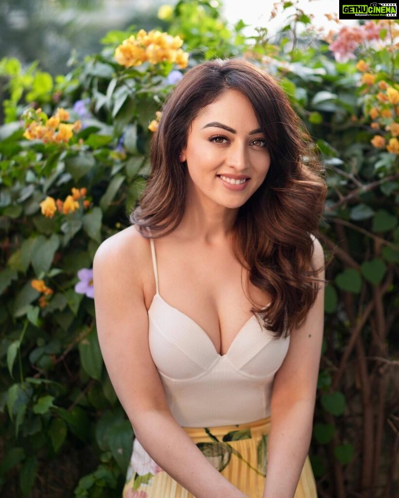 Sandeepa Dhar Instagram - Would you rather be the most popular one in school/college or the smartest one ? 🤔 . Swipe—-> 1,2 or 3 ? . #goodhairday #sunkissed #nomakeupmakeup