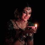 Sangeetha Bhat Instagram - ನಿಮಗೂ ಮತ್ತು ನಿಮ್ಮ ಕುಟುಂಬದವರಿಗೂ ಬೆಳಕಿನ ಹಬ್ಬ ದೀಪಾವಳಿಯ ಹಾರ್ದಿಕ ಶುಭಾಶಯಗಳು. On the occasion of Deepavali, I wish you happiness and glory, prosperity and blessings. May you have a fantastic Deepavali with your loved ones…. Makeup and styling- @uniquemakeover_by_nethrarajesh Saree- @eena_couture and Jewellery- @uniquemakeover_by_nethrarajesh Hair- @magical_makeover_by_anitha Photography and studio- @v_photographystudio #sangeethabhat #sangeethabhatsudarshan Bangalore, India